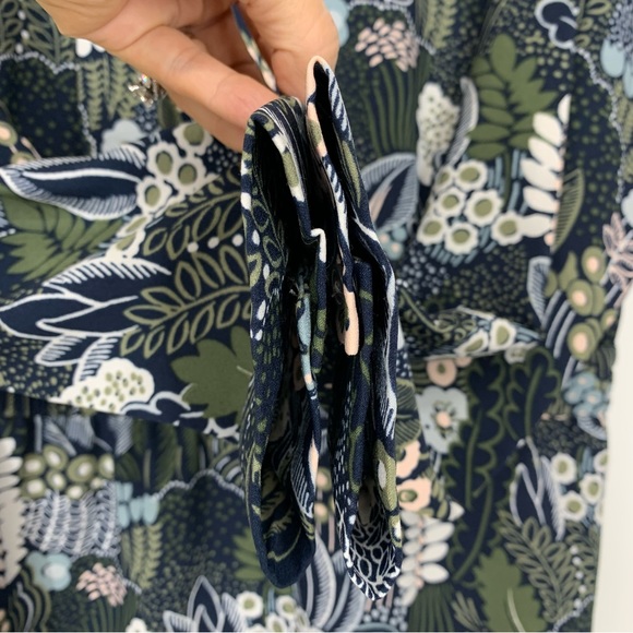 Ann Taylor Dark Floral Leaf Print Button V-Neck Long Sleeve Dress With Pockets - Picture 8 of 16